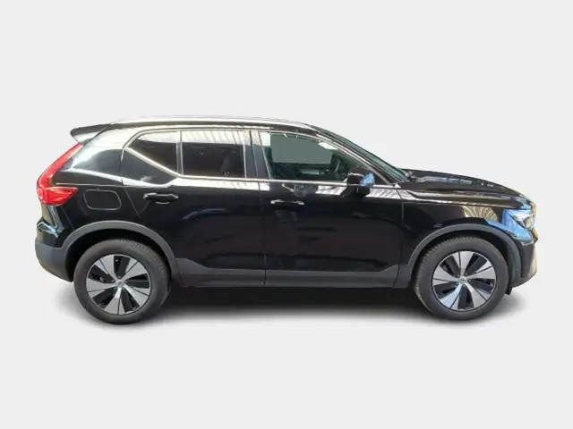 Volvo XC40 view 3
