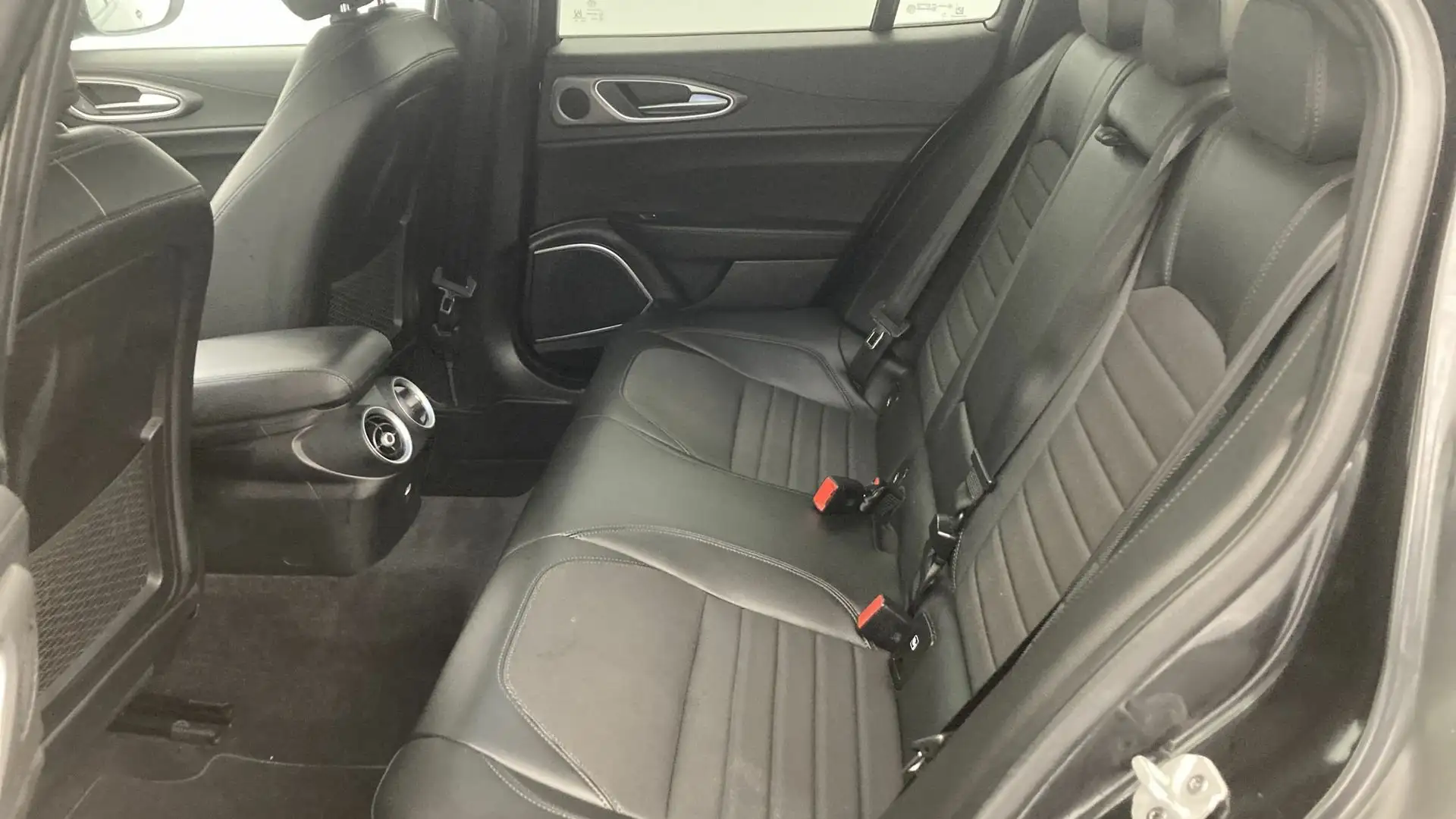 Alfa Romeo Giulia 2.2 Diesel Sprint Aut. 190 Zwart - 2