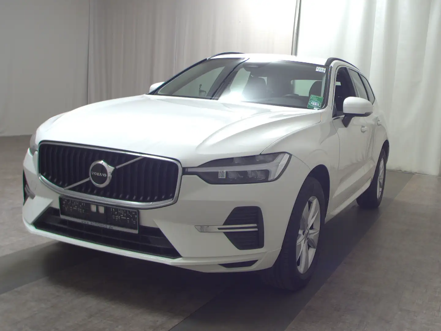 Volvo XC60 B4 Momentum Pro Navi LED Leder Sound AHK Facelift Weiß - 2