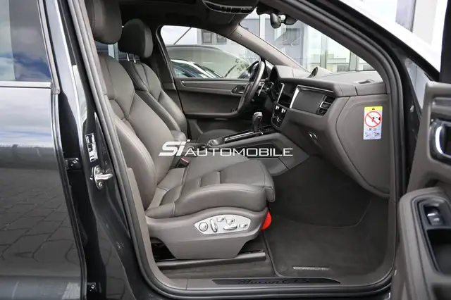 Porsche Macan view 12