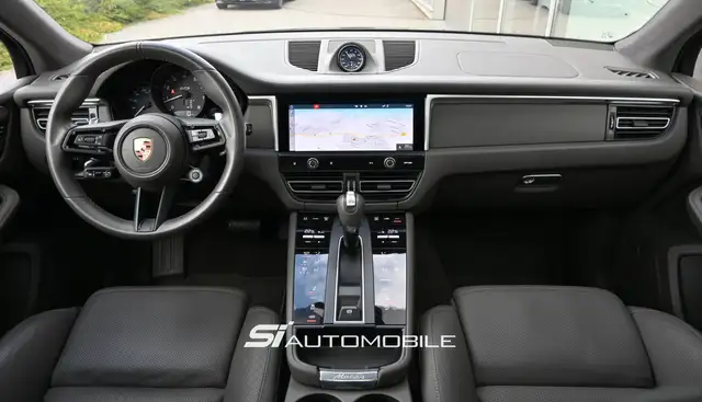 Porsche Macan view 11