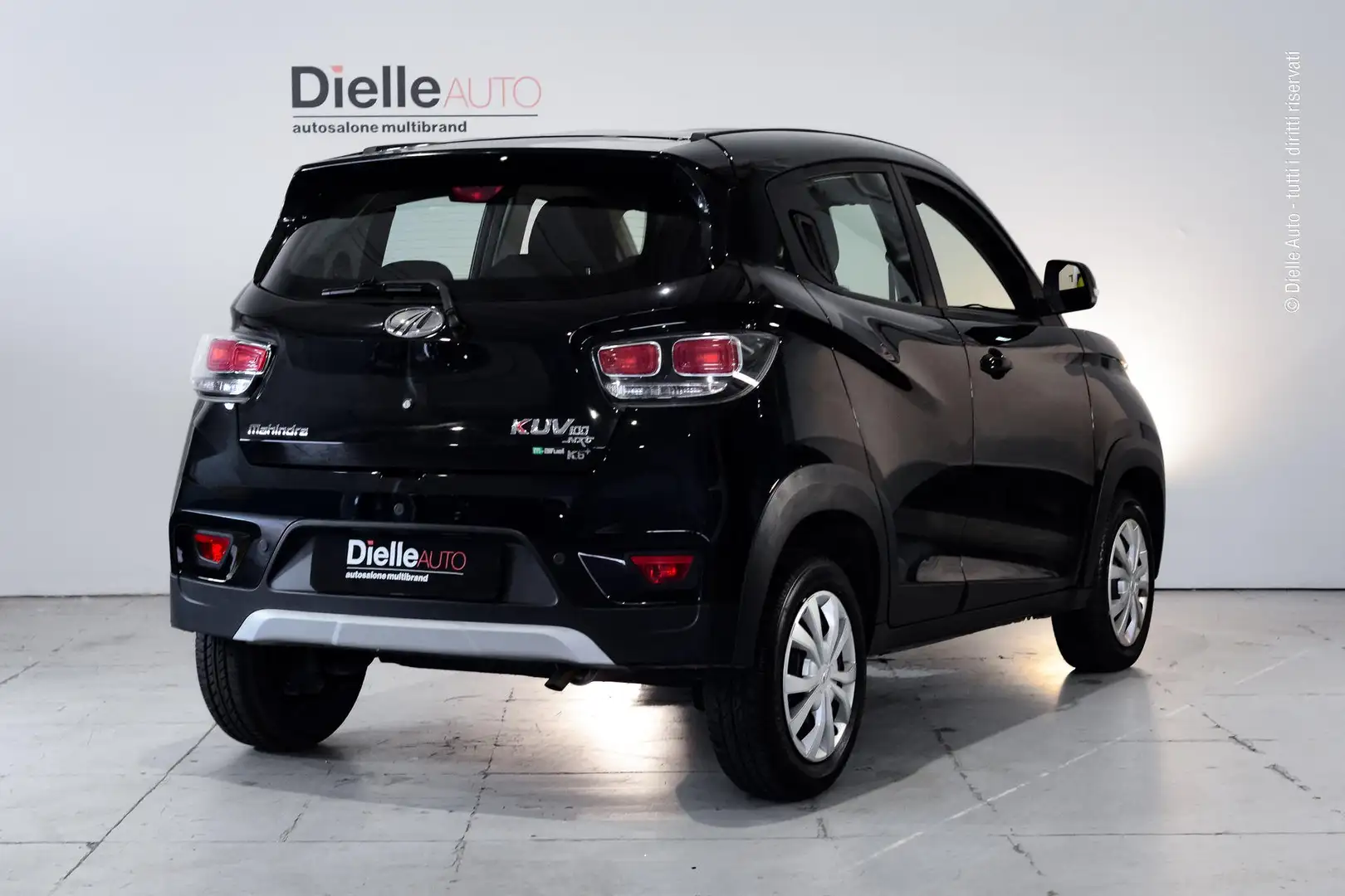 Mahindra KUV100 KUV100 1.2 K6+ m-bifuel Schwarz - 2