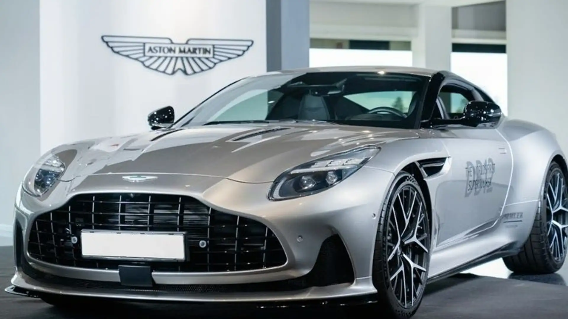 Aston Martin DB12 4.0 V8 Plateado - 2