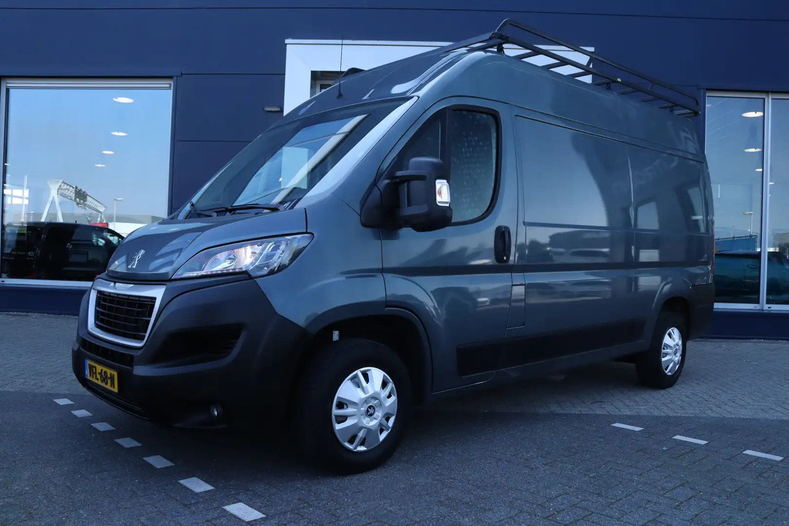 Peugeot Boxer 330 2.2 BlueHDi 140 L2H2 Asphalt | Imperiaal | Nav Grijs - 1