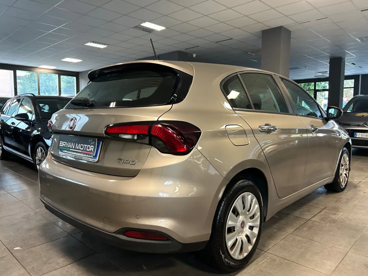 Fiat Tipo 1.6 Mjt S&S 5 porte Easy Grigio - 2