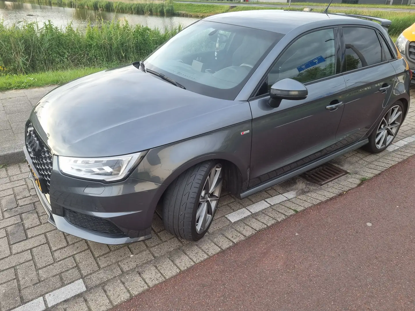 Audi A1 A1 1.8 TFSI Sport P L S Grijs - 2
