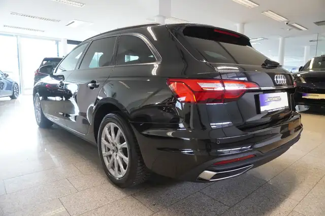 Audi A4 view 4