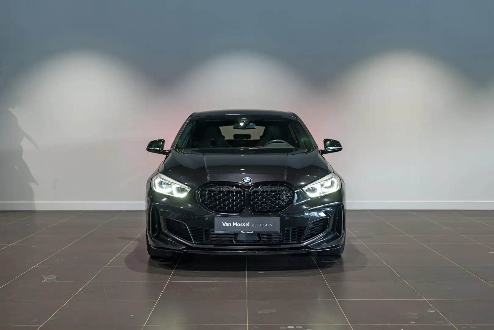 BMW 225 1-serie M135i xDrive kW) Schwarz - 2