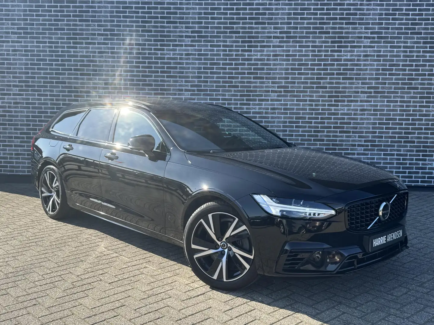 Volvo V90 Recharge T6 AWD R-Design | Harman Kardon audio | 3 Schwarz - 2
