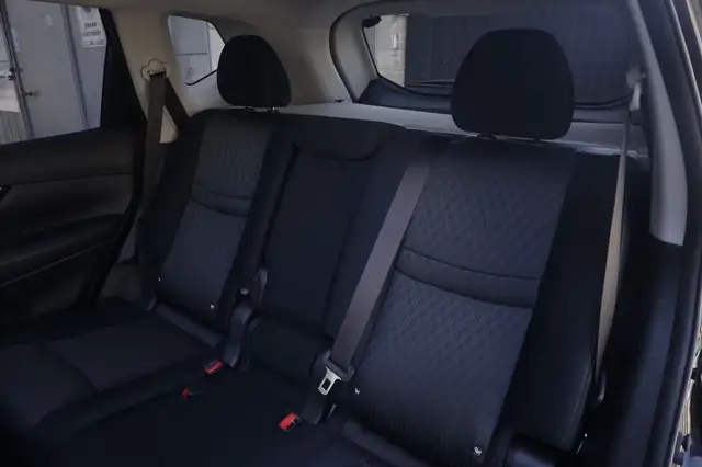 Nissan X-Trail view 3