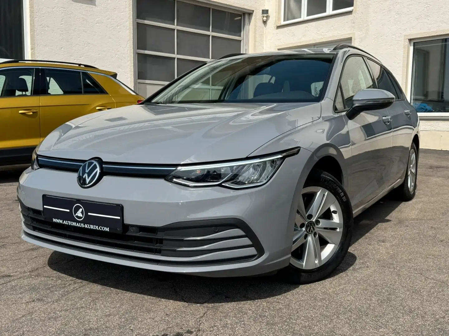 Volkswagen Golf Var. Life 2.0 TDI DSG ACC NAVI CARPLAY AHK Grijs - 1