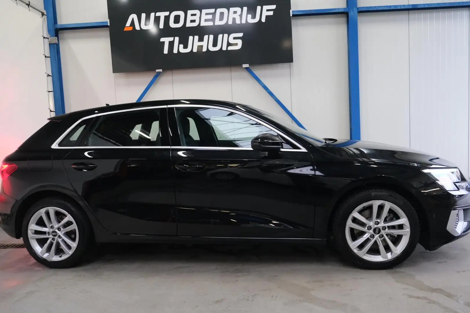 Audi A3 Sportback 30 TFSI Attitude Automaat - N.A.P. Airco Noir - 2