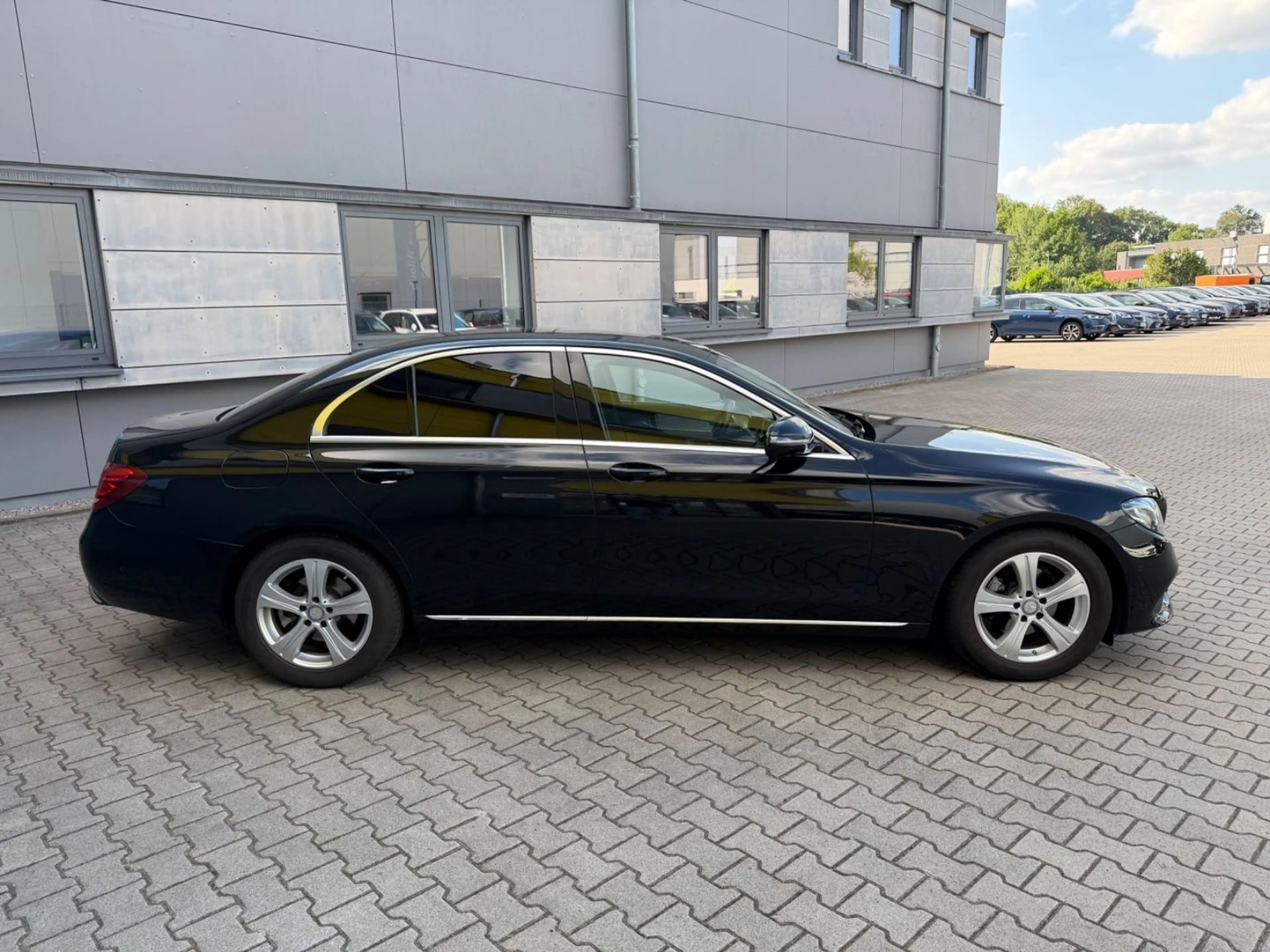 Mercedes-Benz E 220 d/AUTOMATIK/LED/LEDER/SHZ/NAVI/KAMERA — photo 7