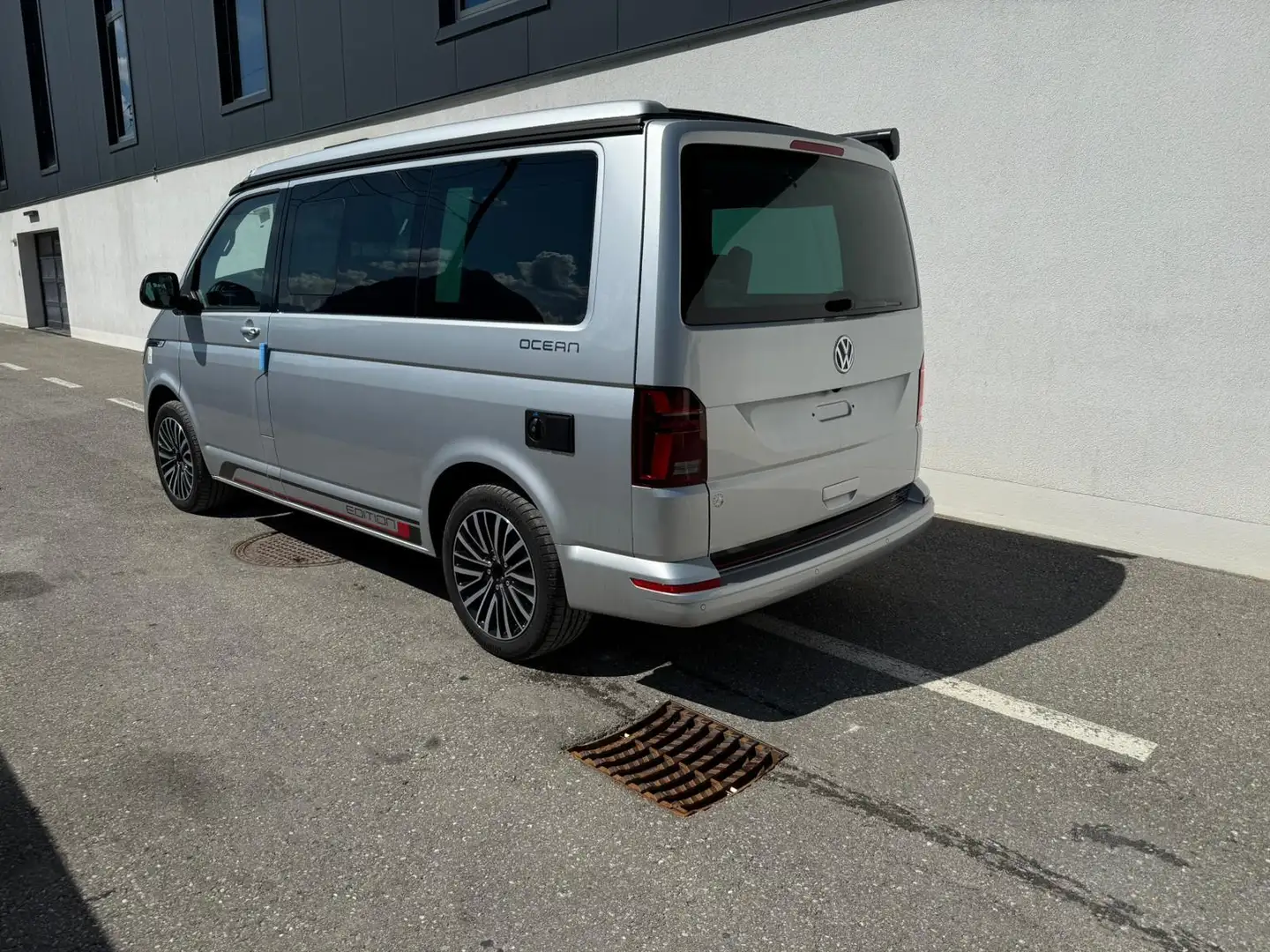 Volkswagen T6.1 California 2.0 TDI Ocean Edition DSG 4Motion Srebrny - 2
