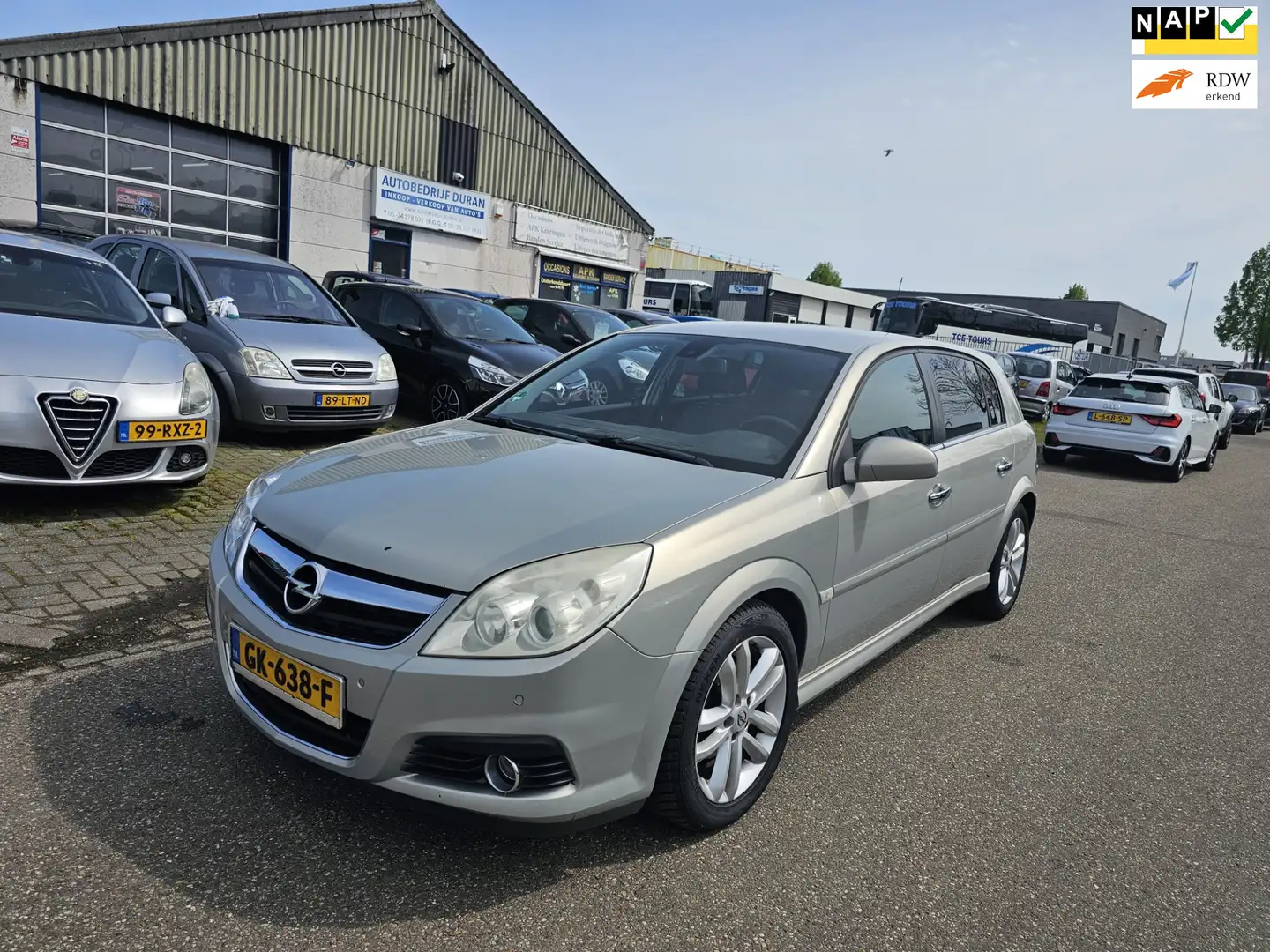 Opel Signum 1.9 CDTi Executive Airco Bj:2009 Grijs - 1