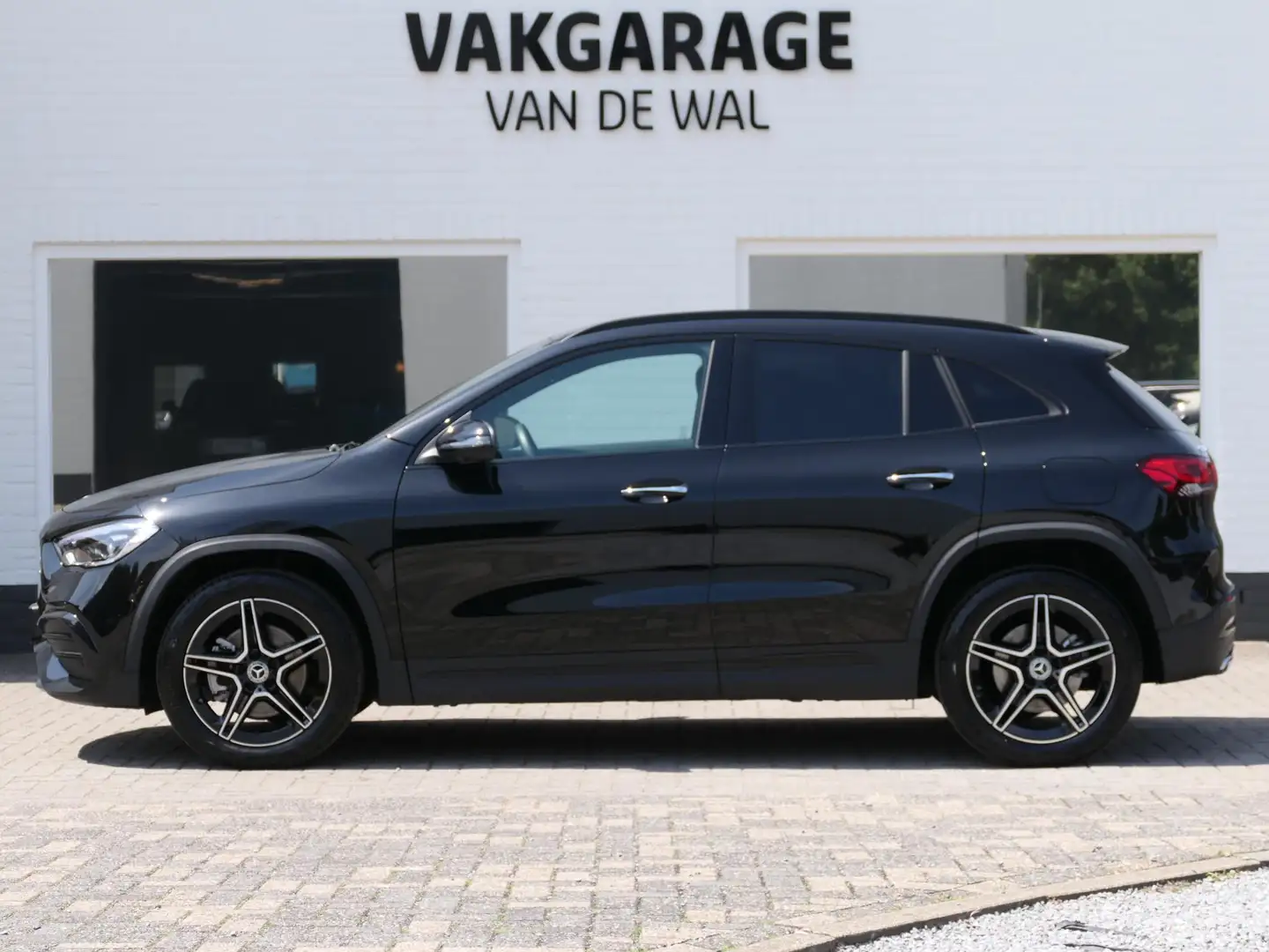 Mercedes-Benz GLA 250 e AMG Line UNIEK | 6200KM | Nieuwstaat | 360 camer Zwart - 2