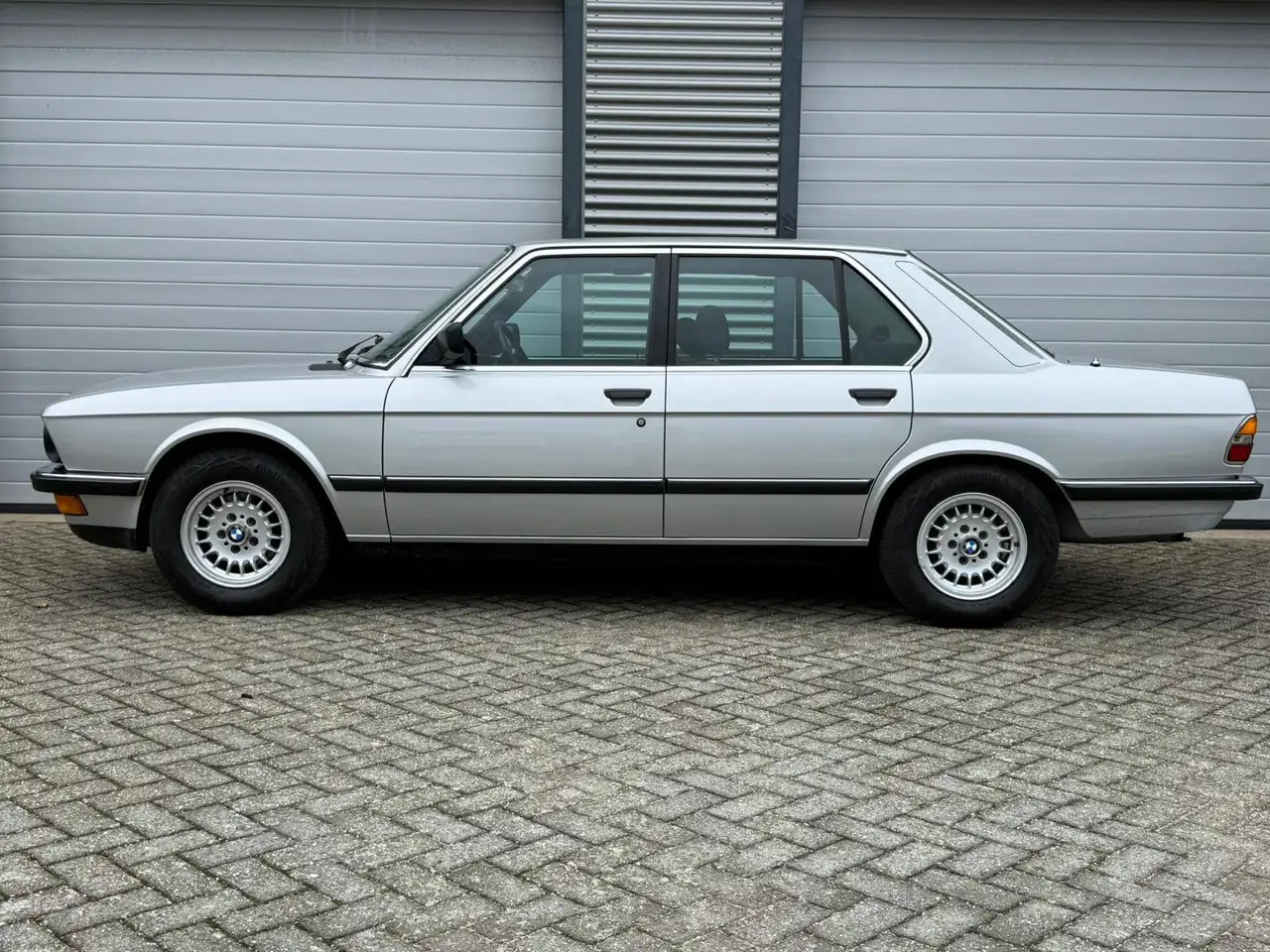 BMW 520i, foto 2