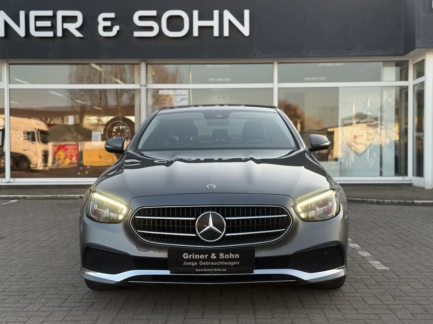 Mercedes-Benz E 220 d.Lim.Avantgarde,Widesscreen,T-Winkel.3,99 Grau - 2