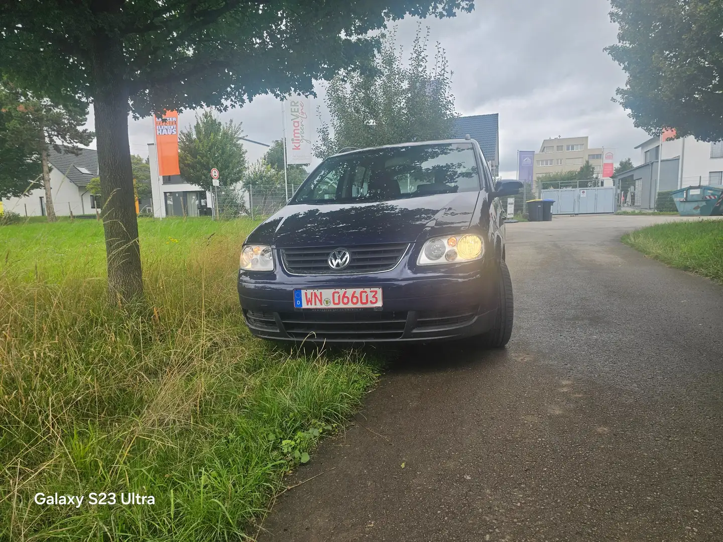Volkswagen Touran 1.6 Conceptline Blau - 1