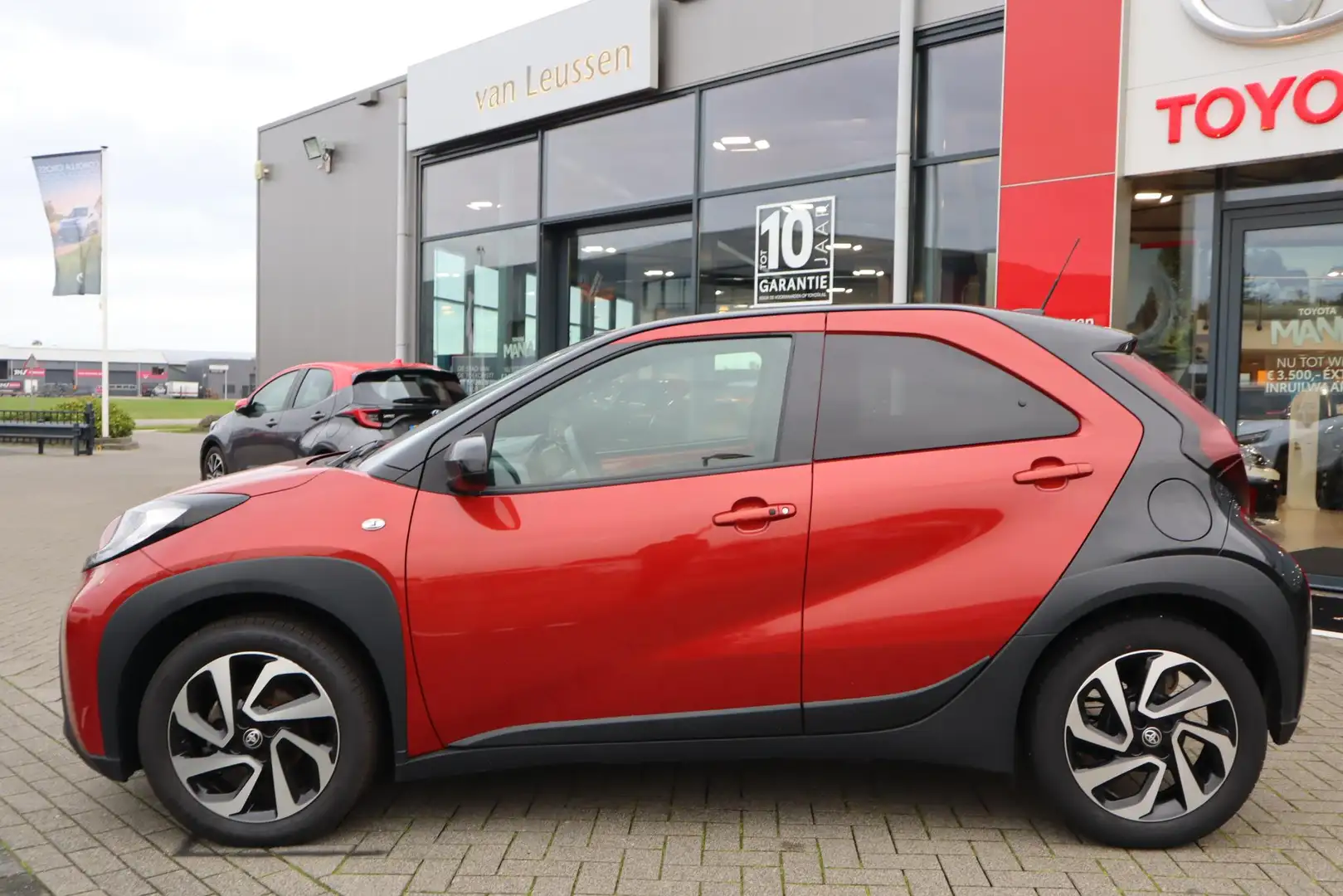 Toyota Aygo X ENVY 5-DEURS CLIMA KEYLESS PARK-SENSOREN PRIVACY-G Rood - 2