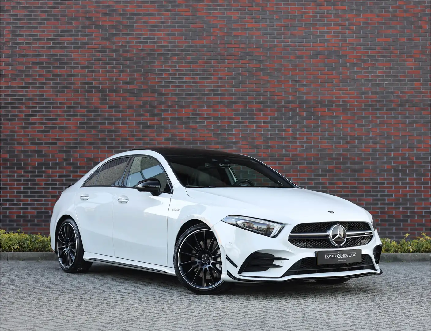 Mercedes-Benz A 35 AMG 4MATIC *Direct leverbaar*Carbon stuur*Schaalstoel* Bílá - 1