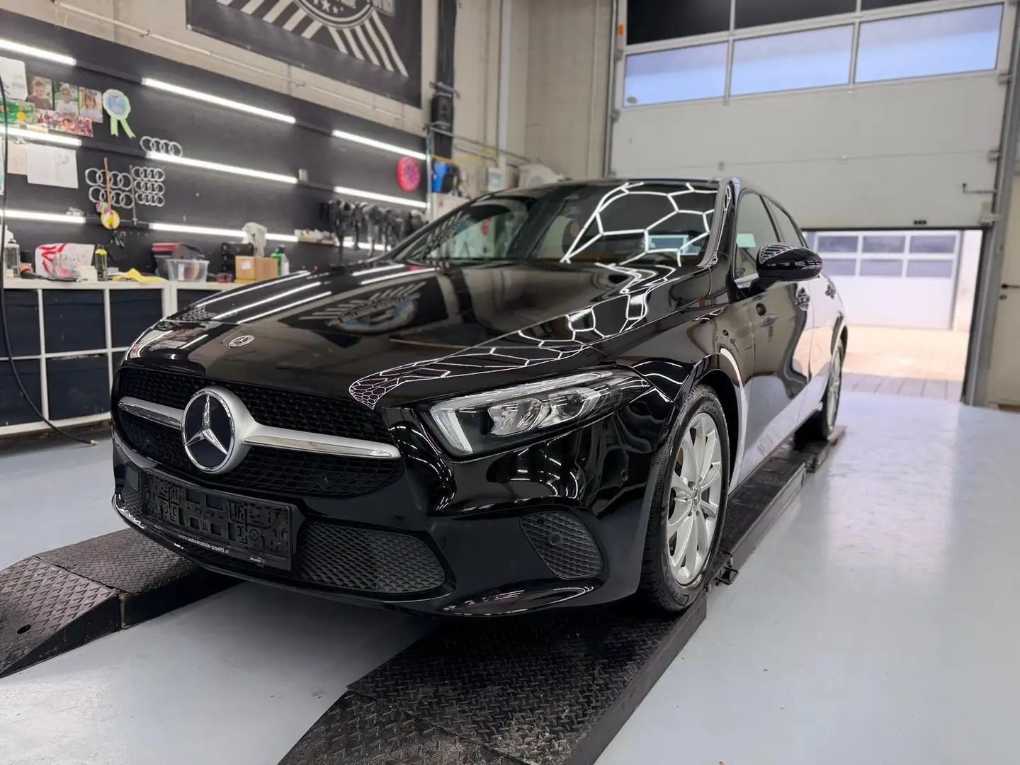 Mercedes-Benz A 180 d Austria Edition Aut. Schwarz - 1