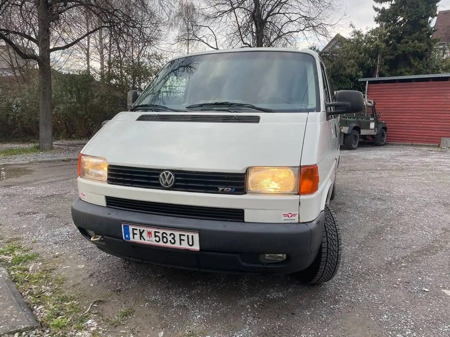 Volkswagen T4 Caravelle Caravelle 3-3-3 2,5 TDI Weiß - 1