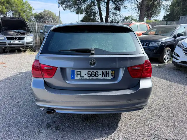 BMW 3 Series view 4