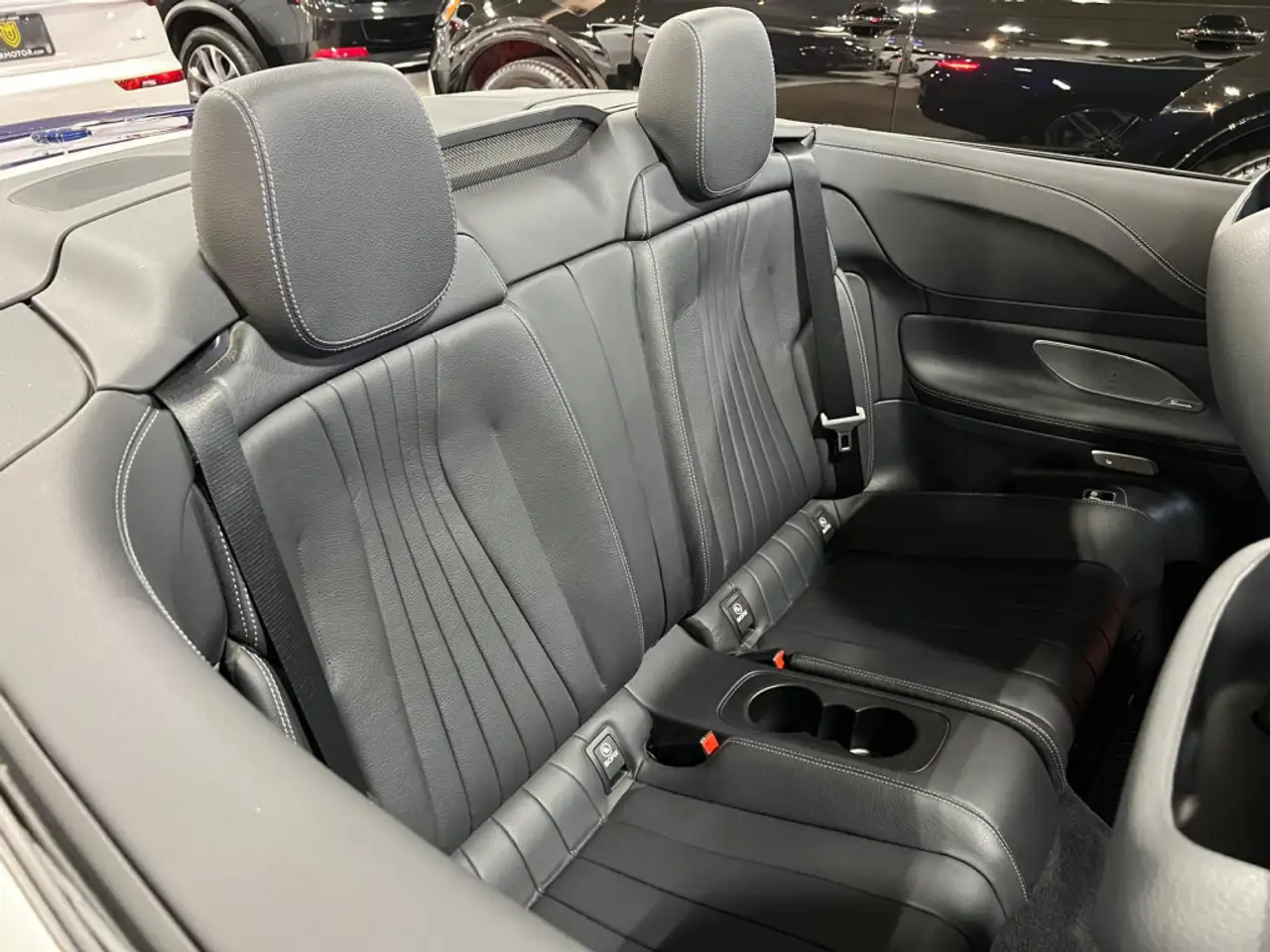 Mercedes-Benz E-Class снимка Mercedes-Benz E-Class
