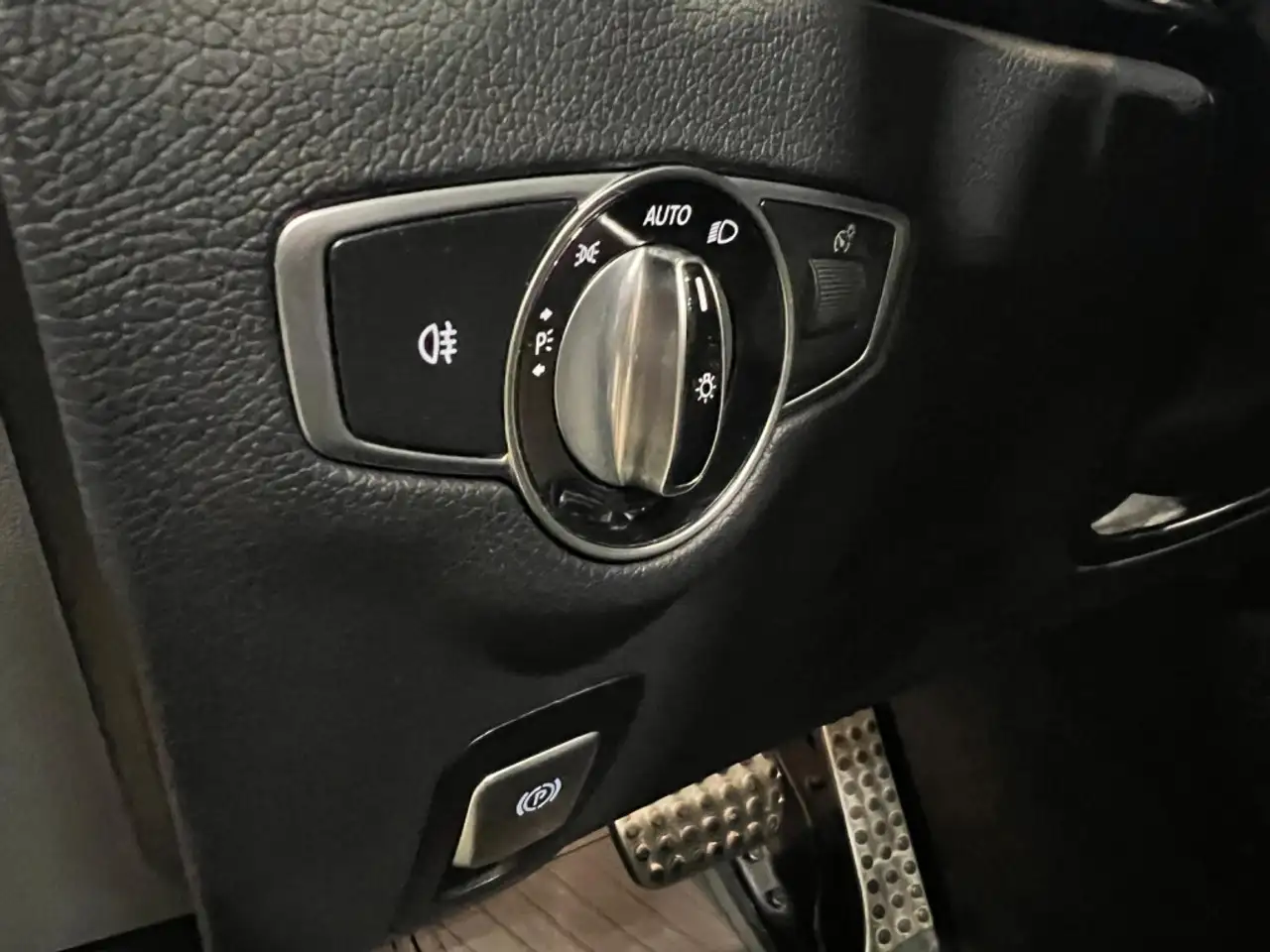 Mercedes-Benz E-Class снимка Mercedes-Benz E-Class