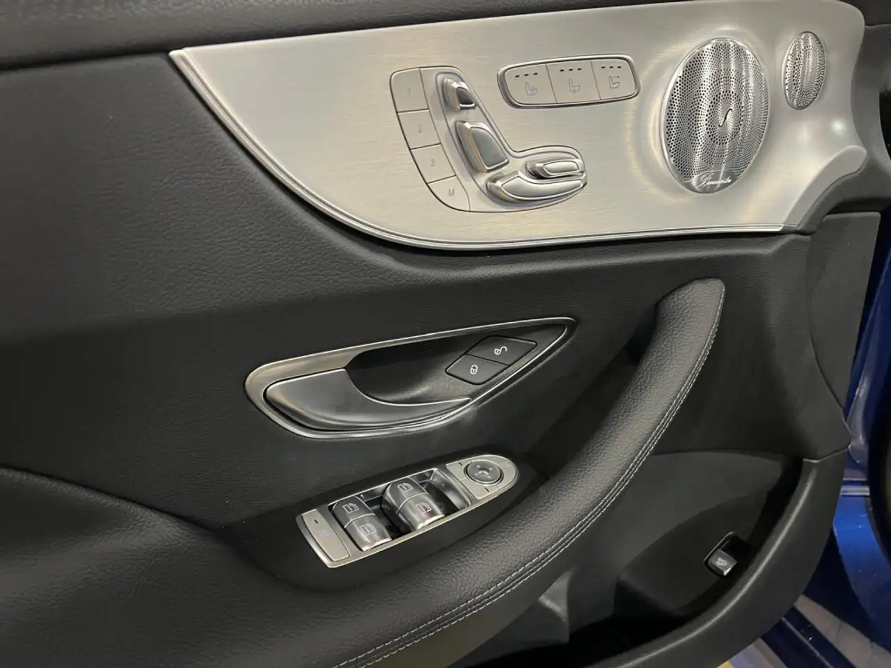Mercedes-Benz E-Class снимка Mercedes-Benz E-Class