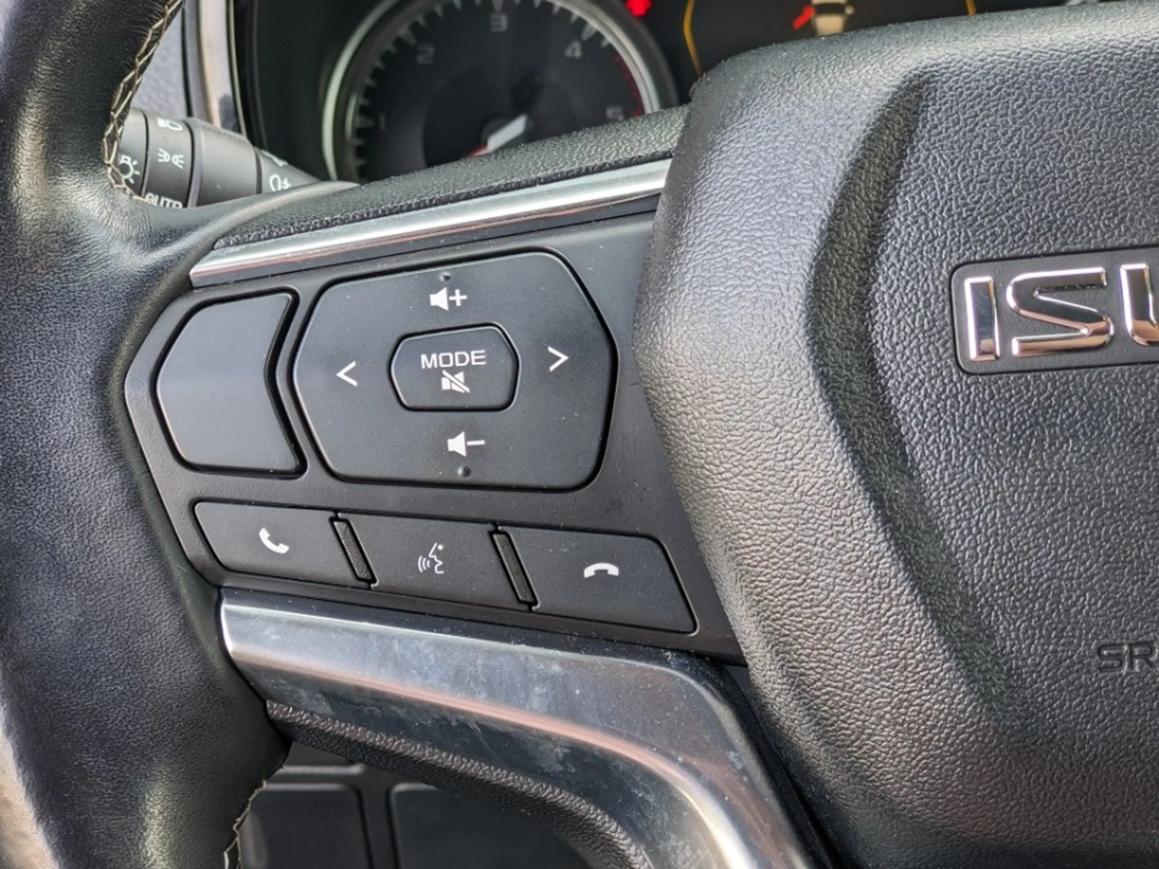 Isuzu D-Max 1.9l TDI Double Cab 4WD LSE AHK Leder Kamera LED — photo 13