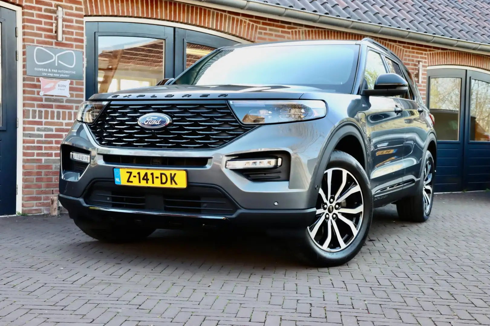 Ford Explorer 3.0 V6 EcoBoost PHEV ST-Line | PANORAMA | LEER | B Šedá - 1