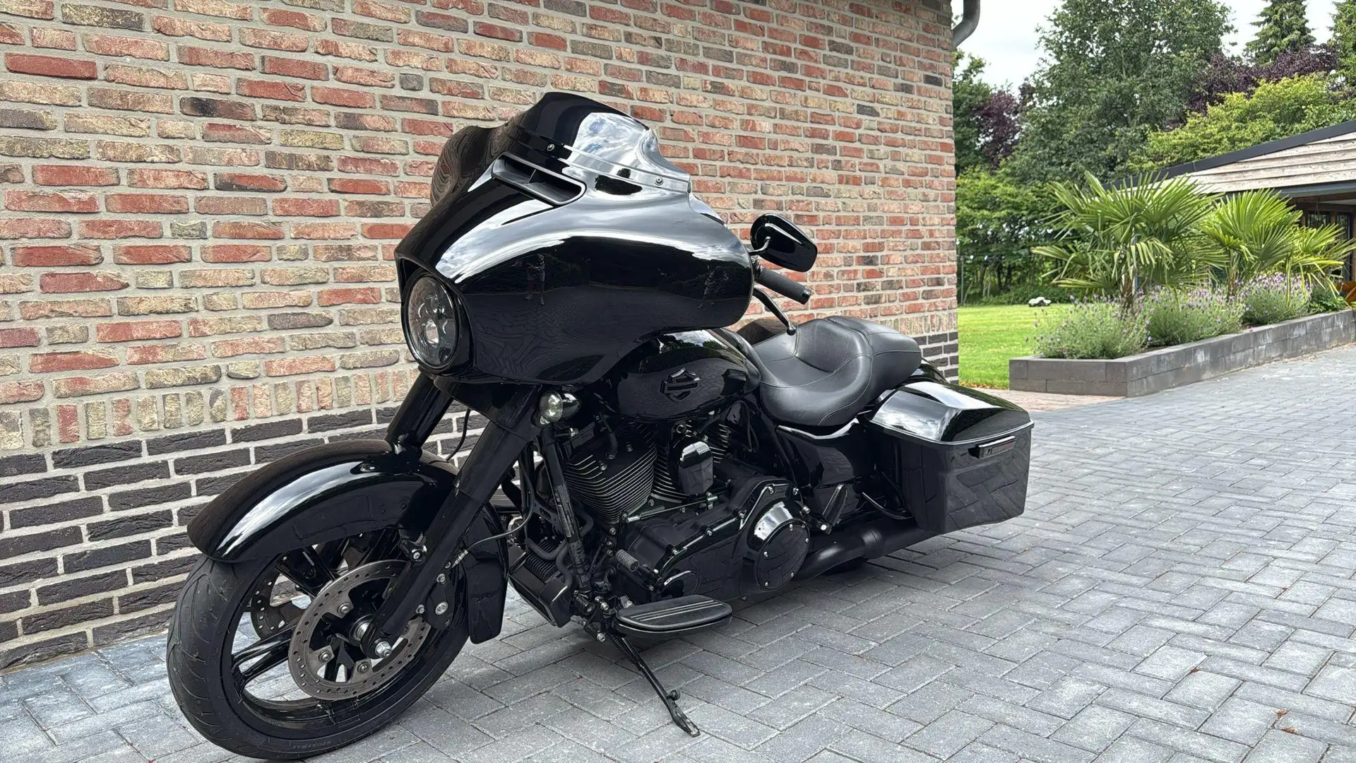 Harley-Davidson Street Glide 103 FLHXS Blackout CVO Streetglide Grijs - 2