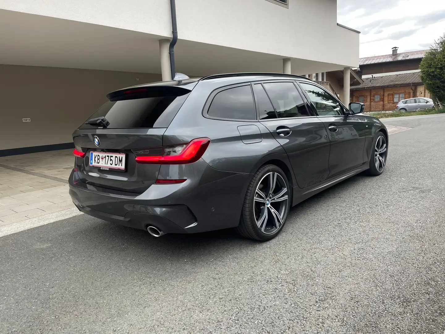 BMW 320 320d Touring 48 V Mild-Hybrid-Technologie Aut. Grau - 2