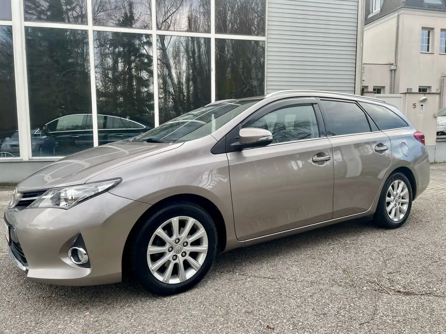 Toyota Auris 1,6 Valvematic Touring Sports Braun - 2