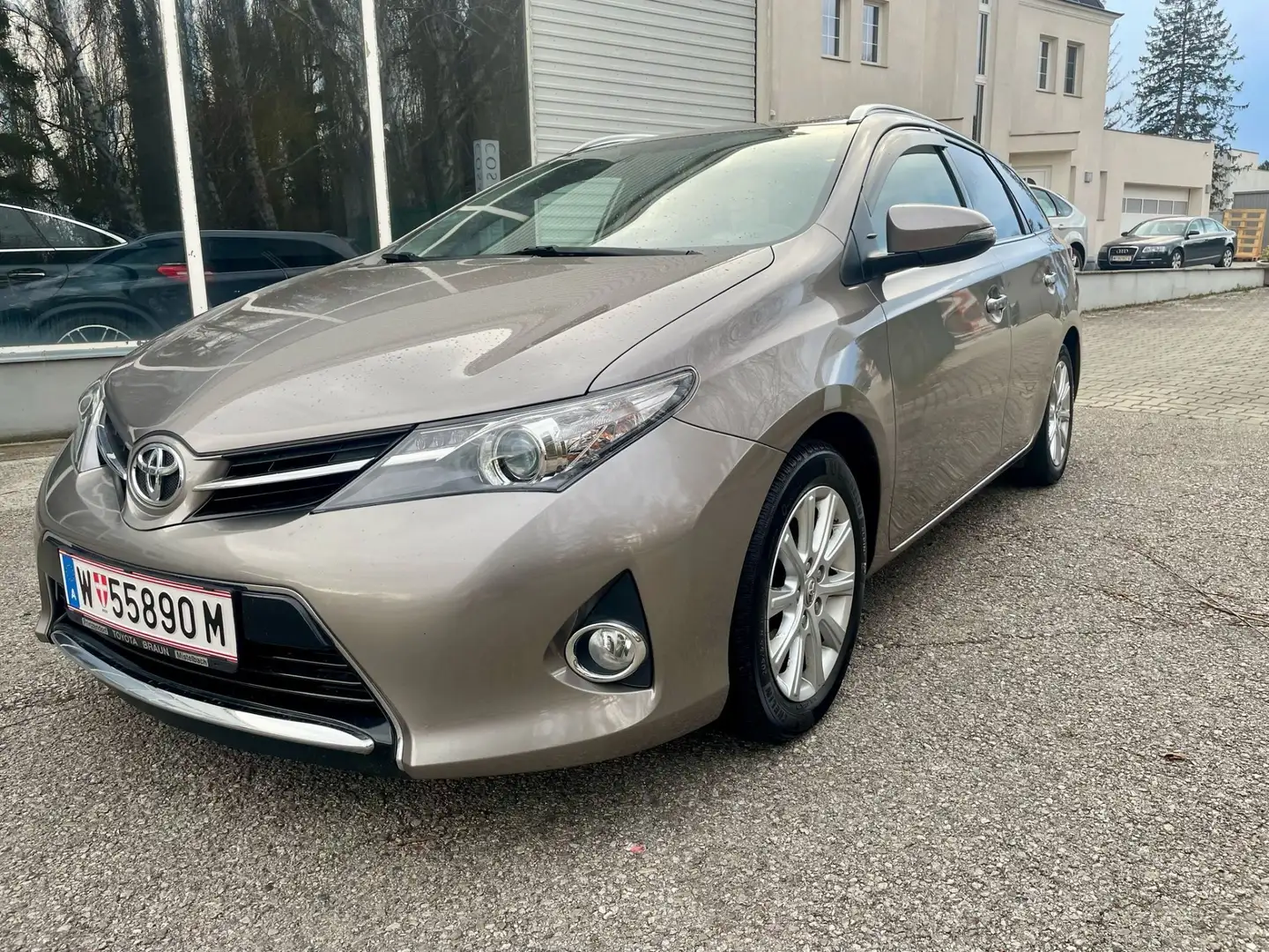 Toyota Auris 1,6 Valvematic Touring Sports Braun - 1
