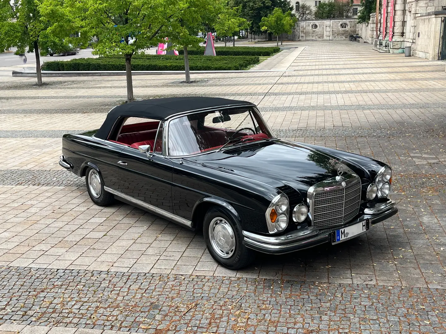 Mercedes-Benz 280 SE 3.5 Cabrio Conversion schwarz/rot Schwarz - 1
