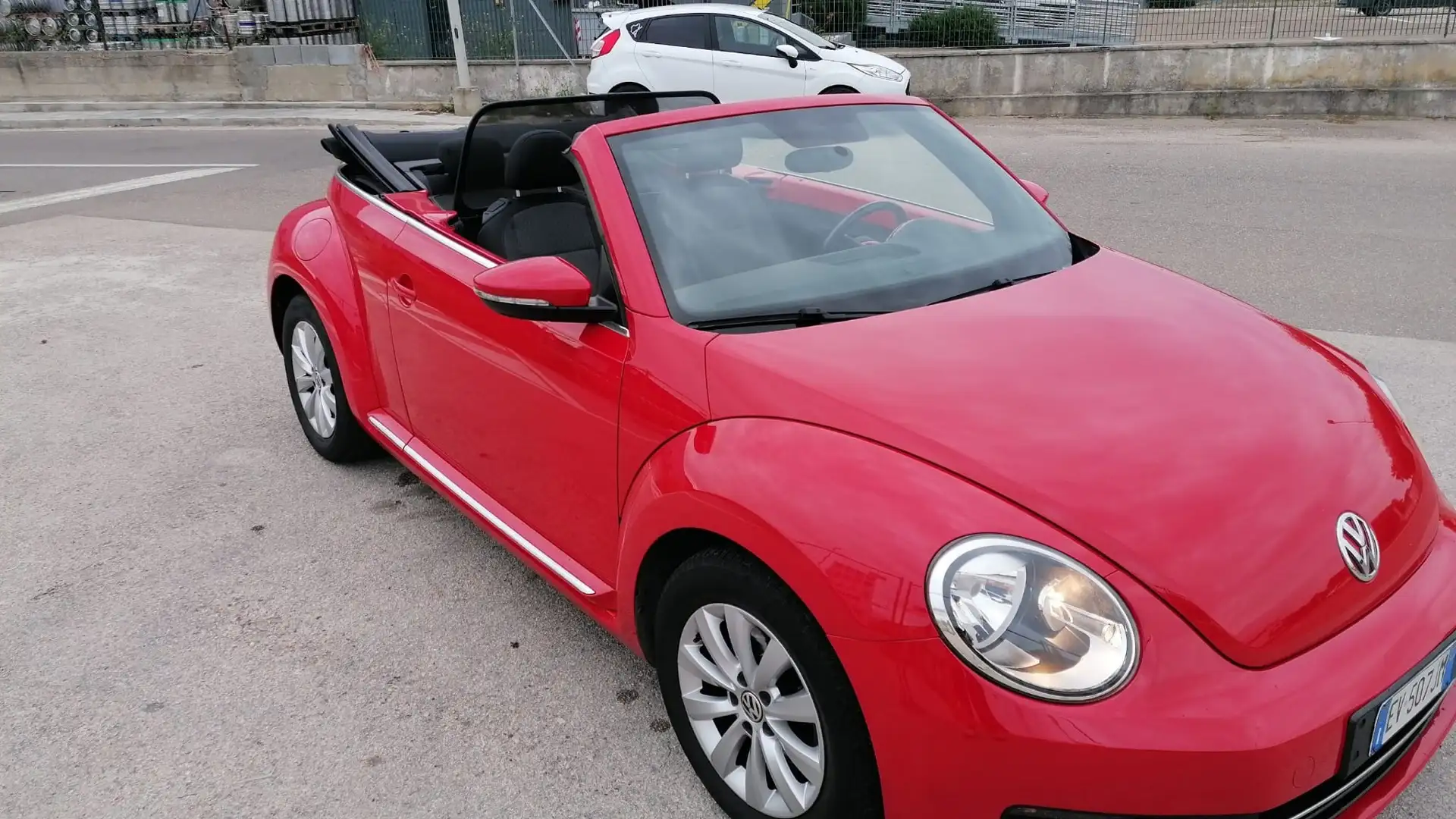 Volkswagen Maggiolino Cabrio 1.2 tsi Design Rojo - 1