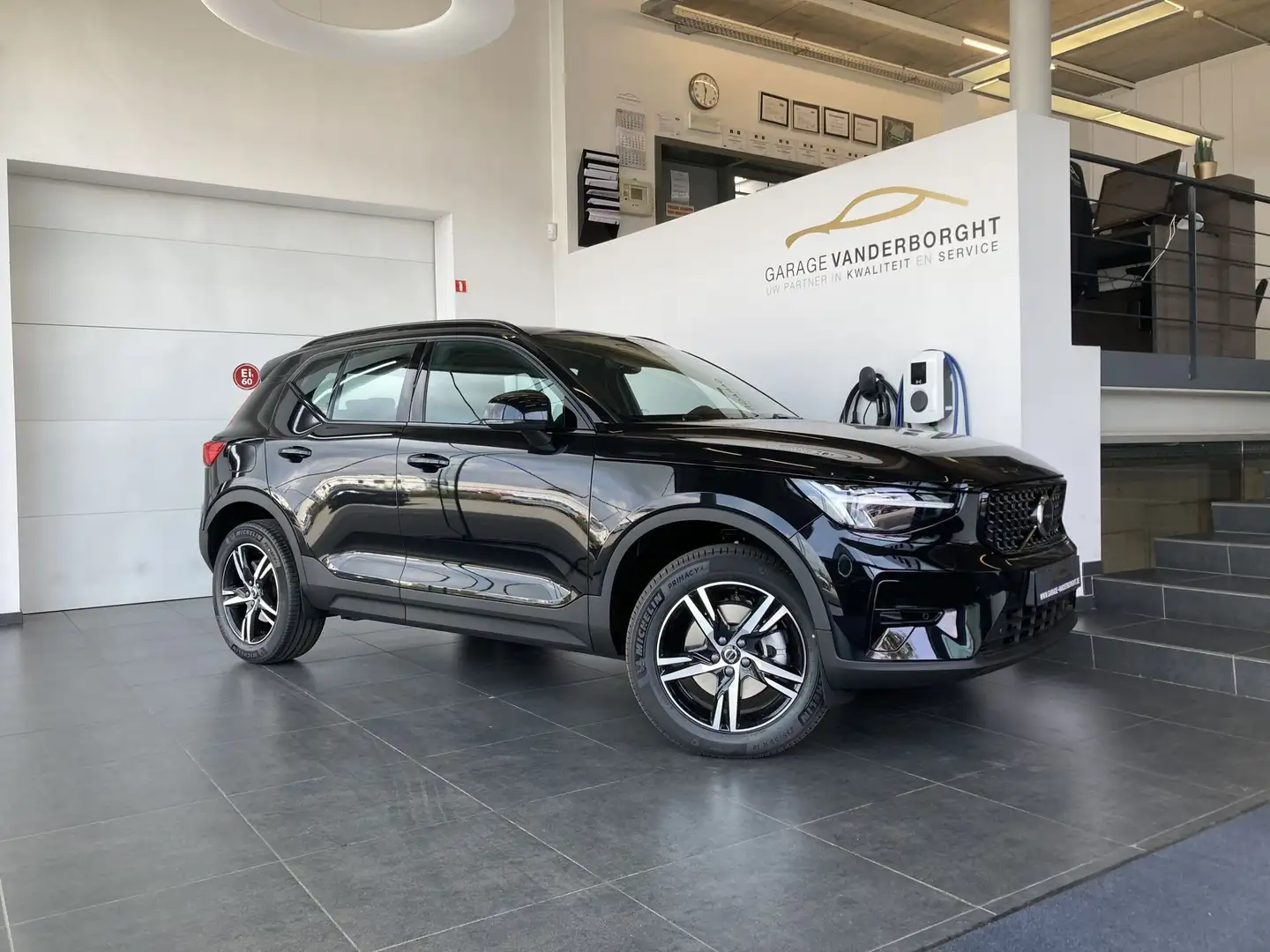 Volvo XC40 PLUS DARK B3 HYBRID BENZINE AUTOMAAT NIEUW OKM Nero - 1