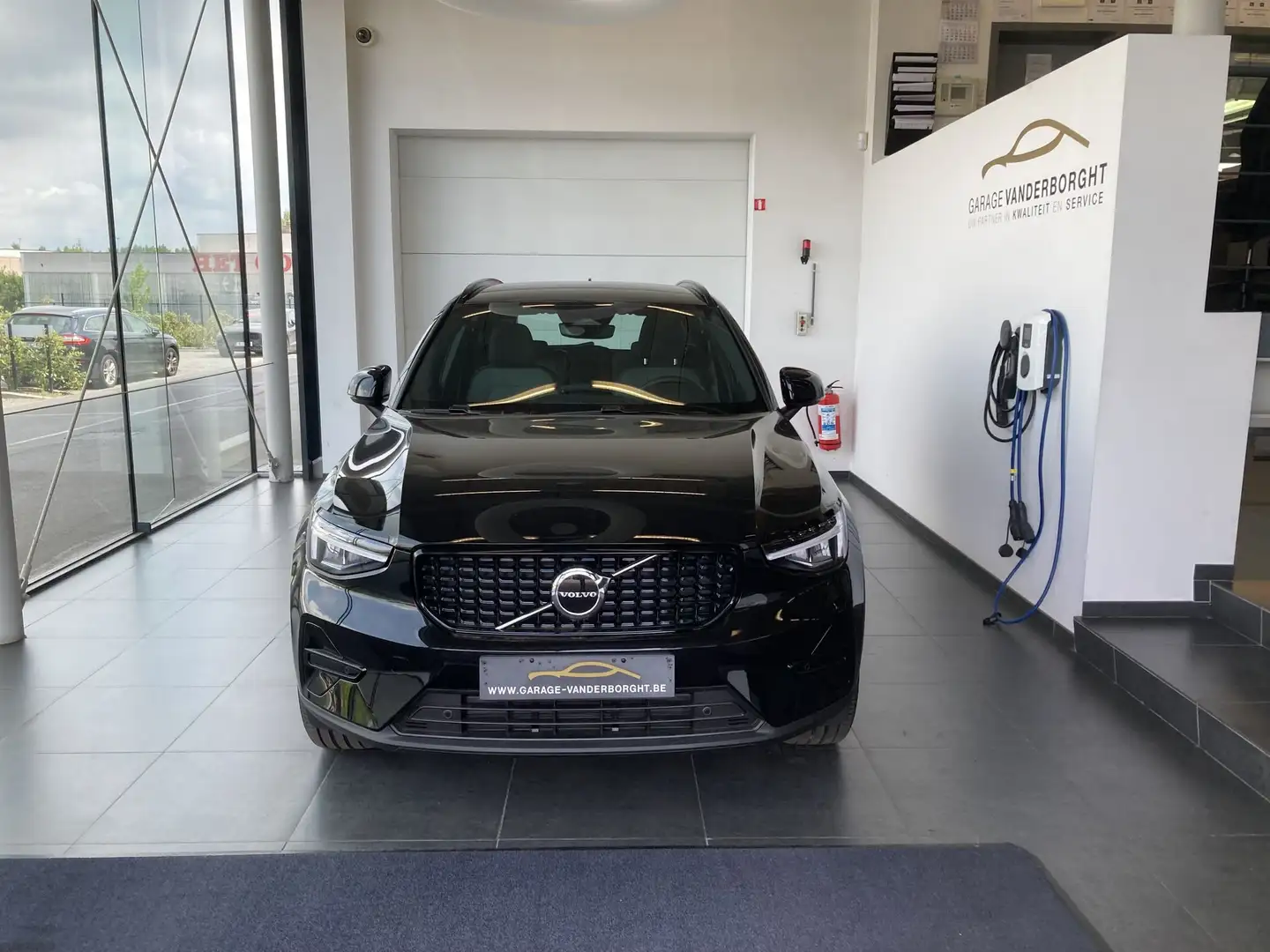 Volvo XC40 PLUS DARK B3 HYBRID BENZINE AUTOMAAT NIEUW OKM Nero - 2