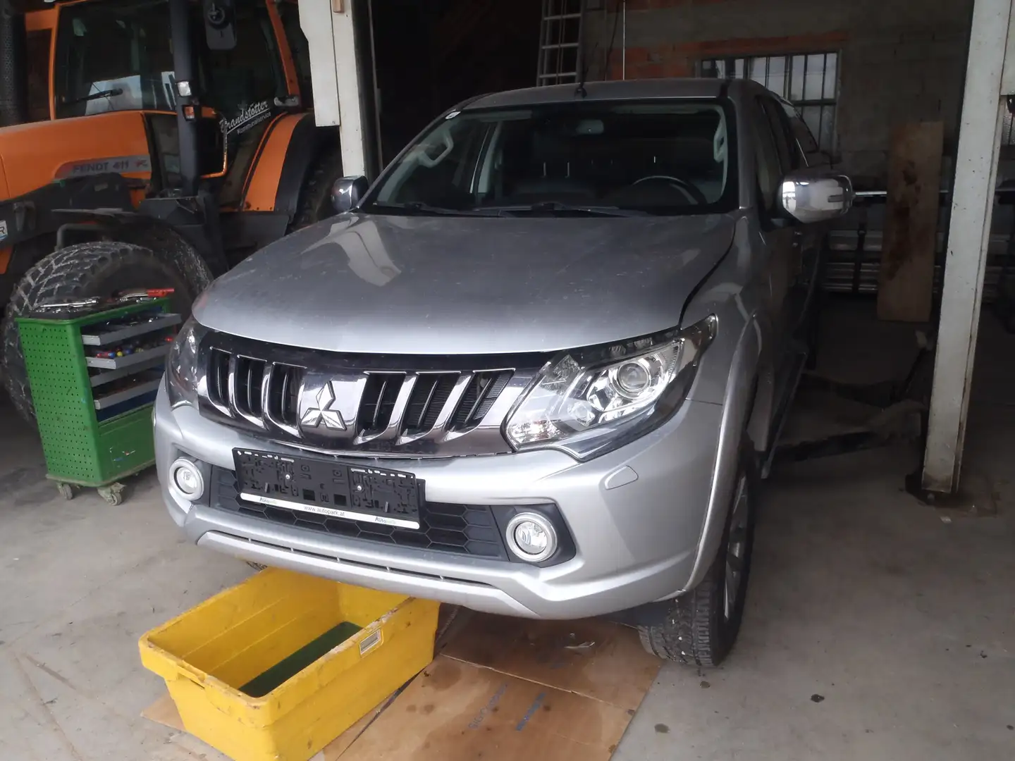 Mitsubishi L200 Silber - 1