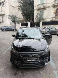 interni in pelle e schermo car-play