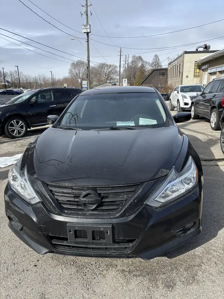 Nissan Altima снимка Nissan Altima