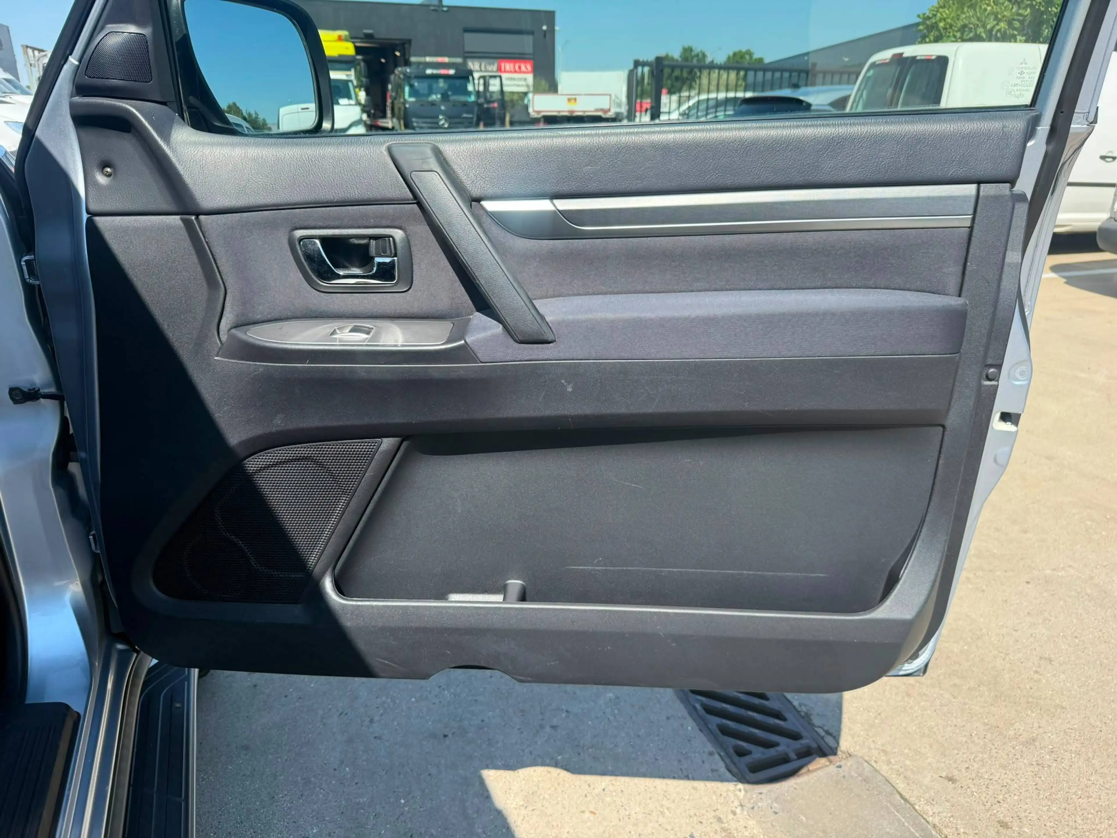 Mitsubishi Pajero — photo 14