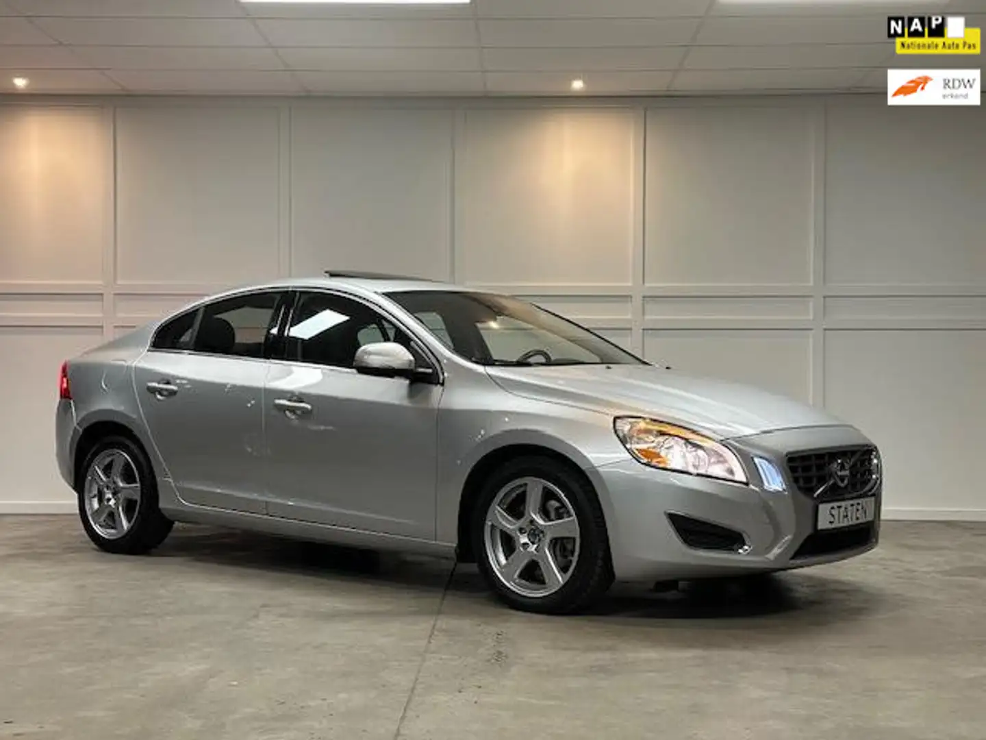 Volvo S60 2.5 T Sports Edition / 240 PK / Leer / 2012 Szürke - 1