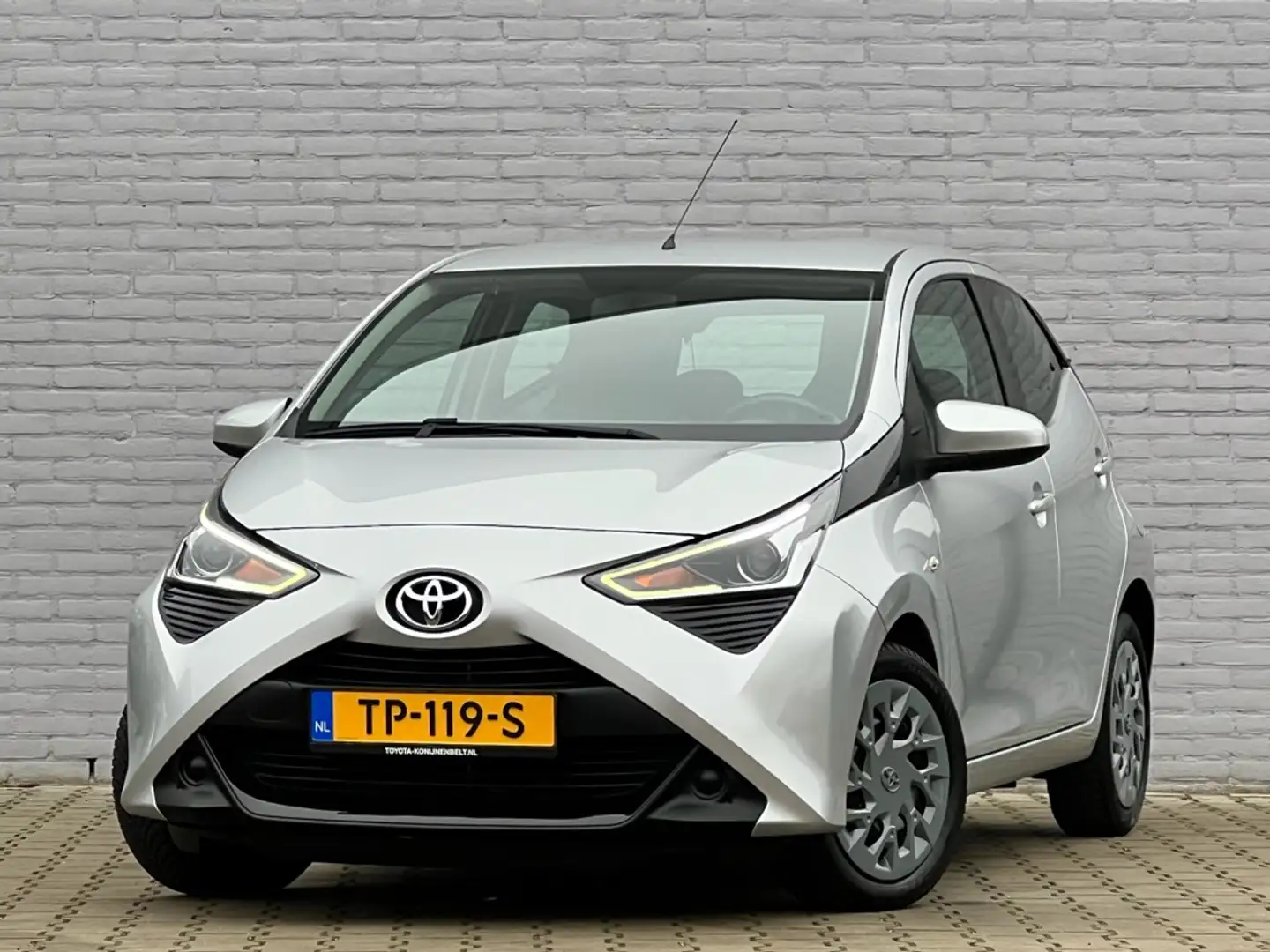 Toyota Aygo 1.0 VVT-i x-play 5-deurs Zilver - 2