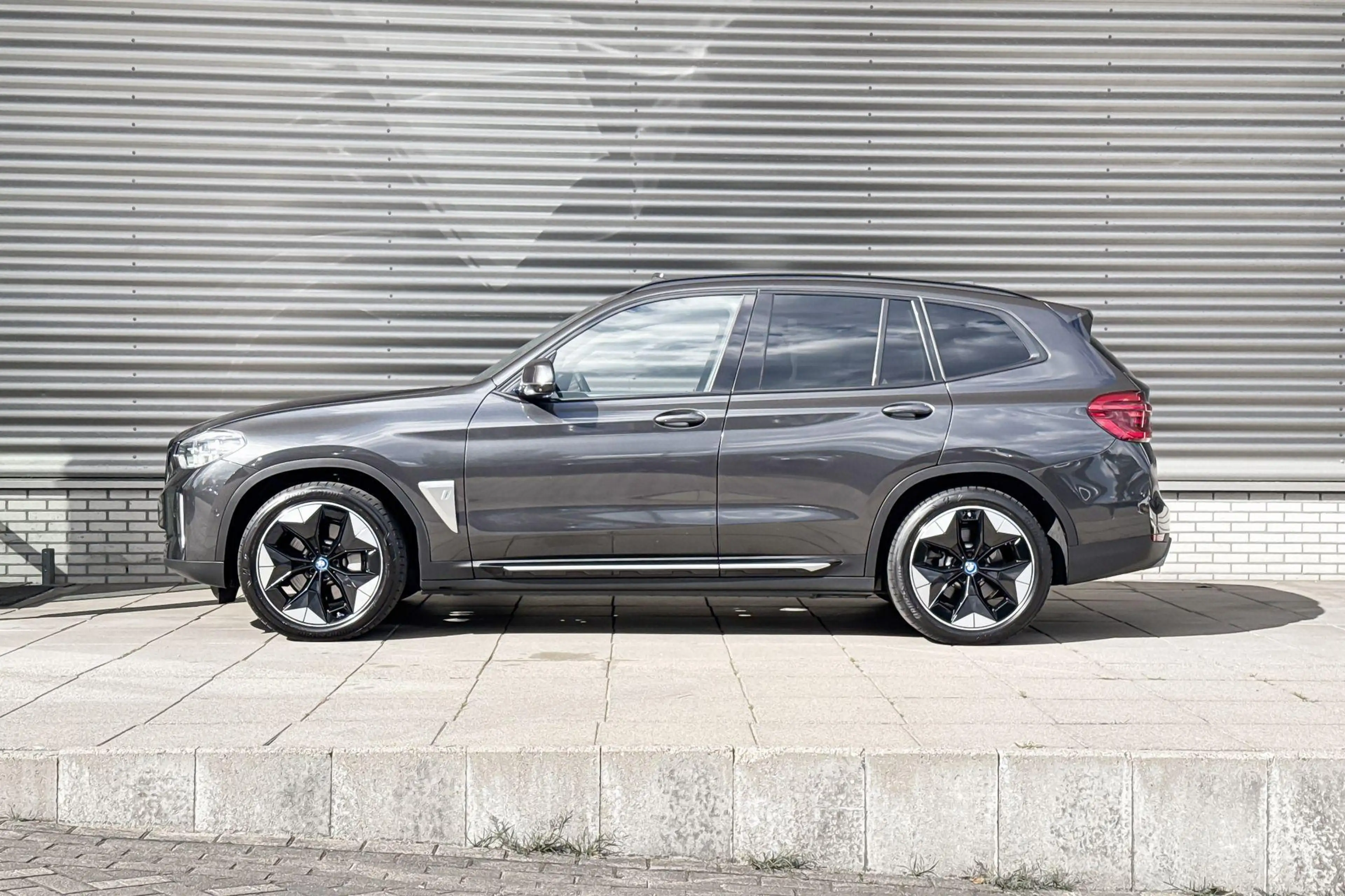 BMW iX3 High Executive 80 kWh — photo 2