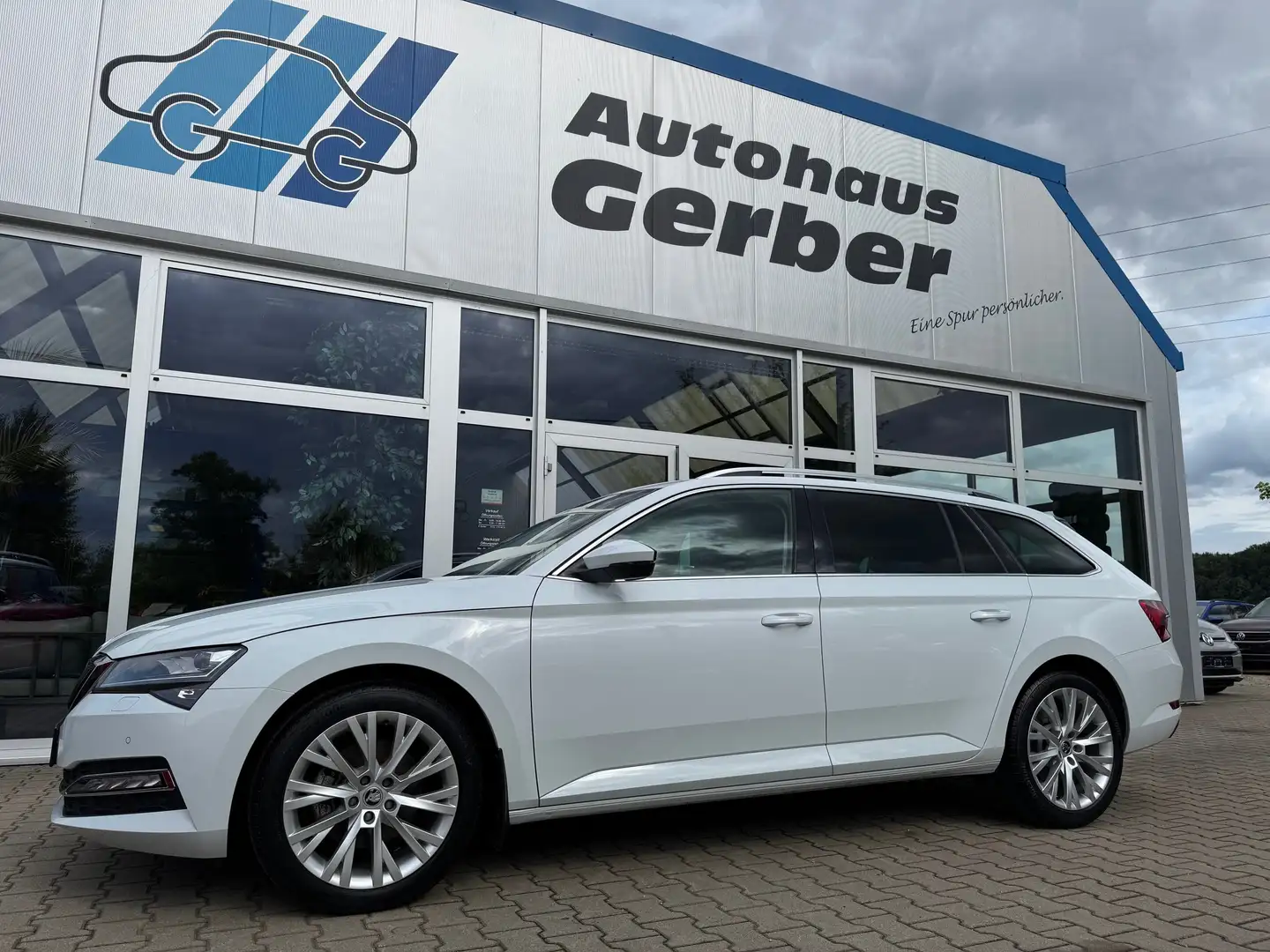 Skoda Superb Combi 1.5 TSI DSG Standhzg. Voll-Leder AHK Wit - 1
