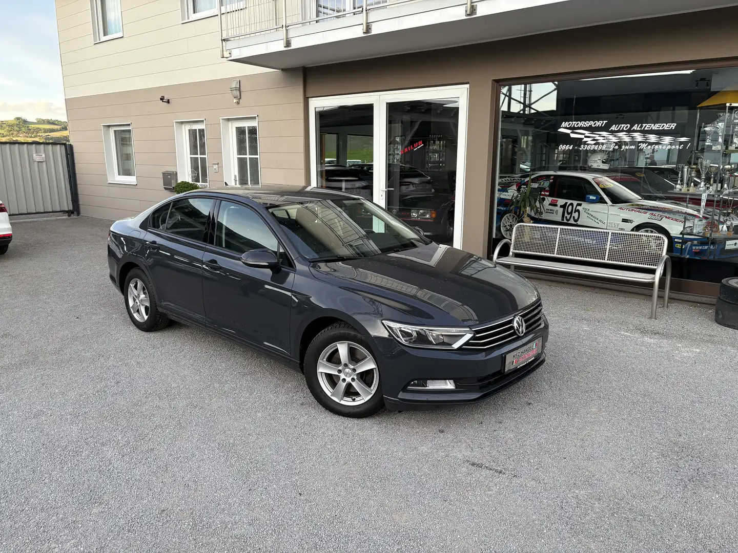 Volkswagen Passat Lim. Trendline 1,6 TDI *1.BESITZ*NAVI*CARPLAY*PDC* Grau - 1